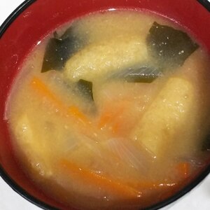 人参と玉ねぎとわかめの味噌汁